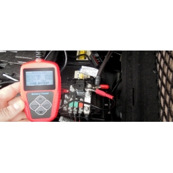 Testeur de batterie - Mesure la capacité, la tension, la résistance et  l'état - Testeur de démarrage et de charge de batterie 12V/24V - Convient  pour tester jusqu'à 10 types de batteries 